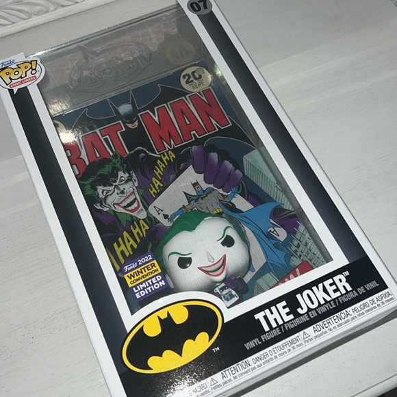 Funko Batman Comic Book Display Case & The Joker Pop - Picture 2 of 8